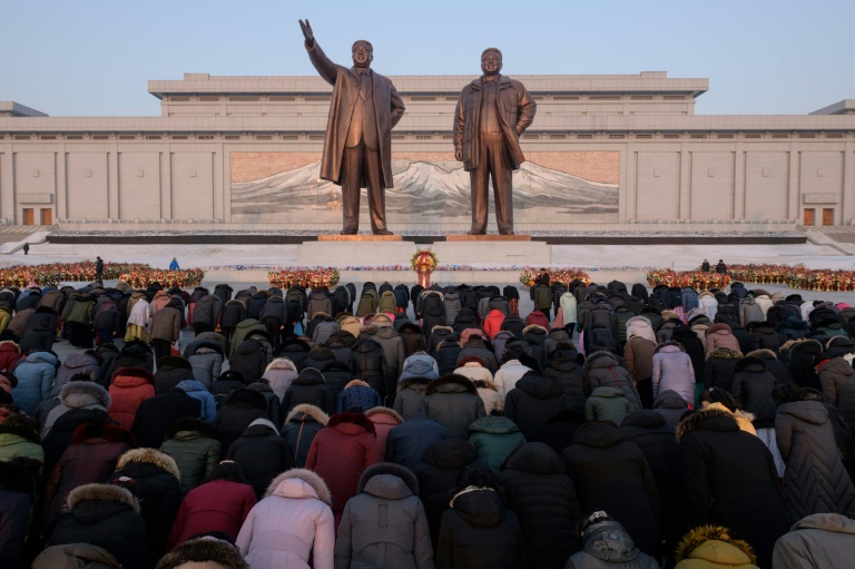 Norte-coreanos reverenciam estátuas dos líderes falecidos